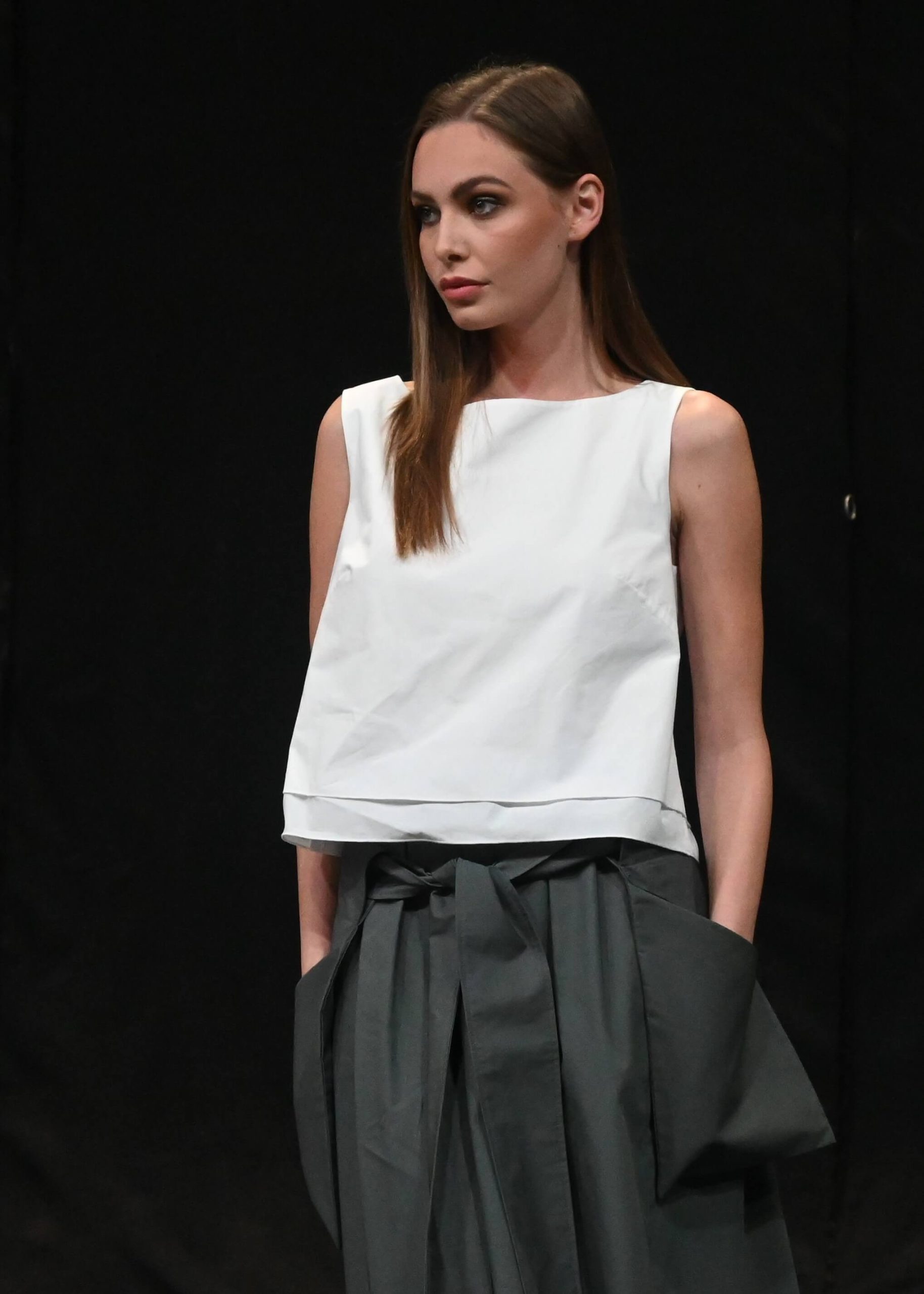 letnja-zenska-bela-majica-bez-rukava